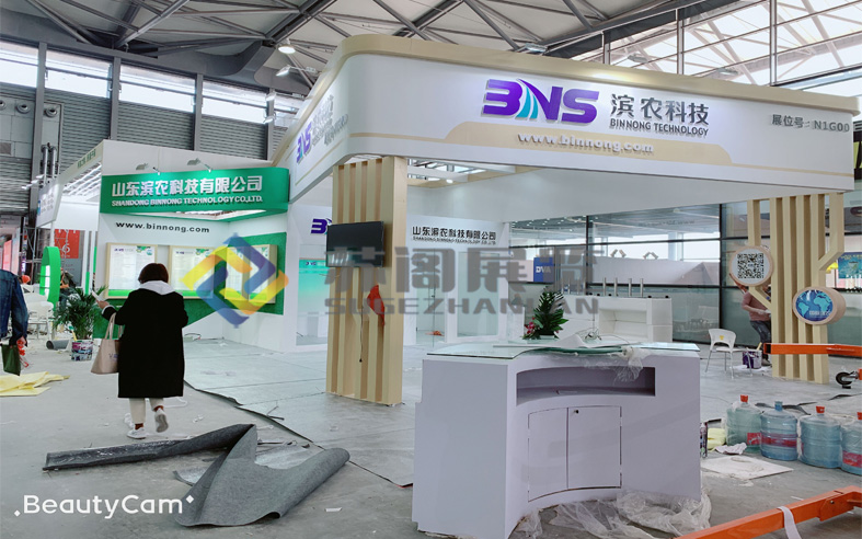 搭建中的展臺